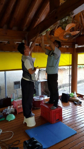 쉼터 우산각을 방문하여 노후화된 전기시설을 점검하는 사진